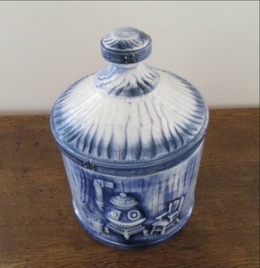lot 16 image: Blue cookie jar...