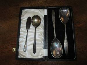 lot 20 image: Silverware set in case with 2 aditi...
