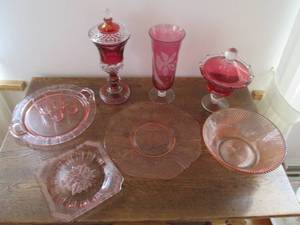 lot 23 image: Lot of dark and light pink glasswar...