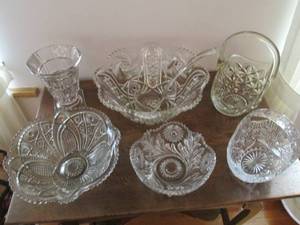 lot 25 image: Lot of clear glass and crystal bowl...