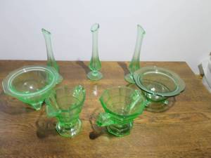 lot 40 image: Green glassware...