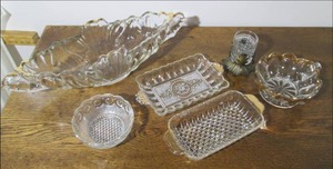 lot 56 image: Decorative glassware with gold acce...