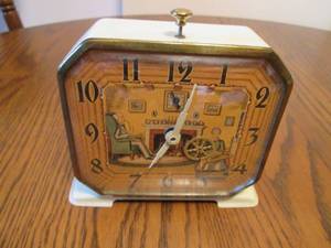 lot 62 image: Spinning wheel clock...