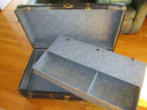 lot 68 image: Latching trunk, 40 x 22 top, 12 ta...
