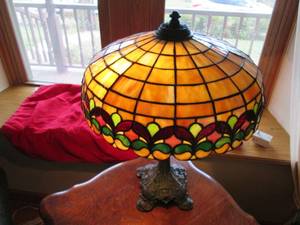lot 77 image: Tiffany Style lamp...
