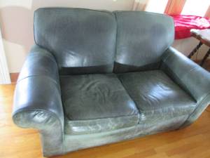 lot 80 image: Leather couch...
