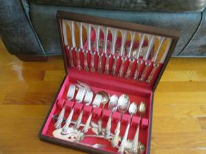 lot 89 image: Silverware set in case...