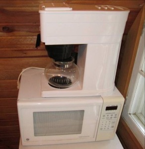 lot 109 image: Microwave and Bunn coffee maker...