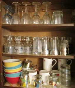 lot 127 image: Drink glasses and mugs...