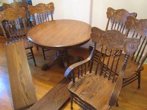 lot 136 image: Clawfoot table with 6 chairs and 2 ...
