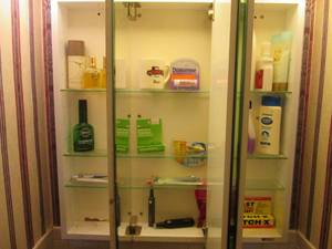 lot 141 image: Contents of this medicine cabinet....