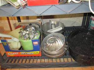 lot 158 image: Baking pans and more...
