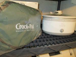 lot 160 image: Large Crock pot with cover...
