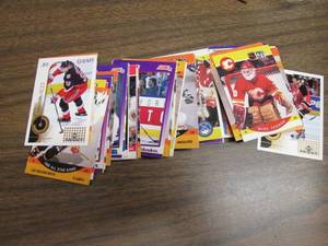 lot 190 image: Assorted hockey cards...