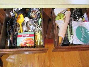 lot 199 image: 2 Drawers full of kitchen utinsels...