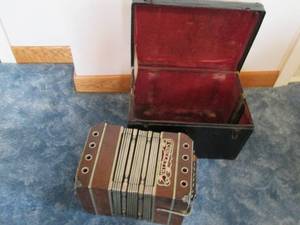lot 206 image: Vintage Concertina accordian...