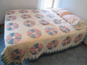 lot 232 image: Queen  Size Adjustable Medical Bed with bedding and f...