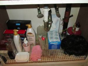 lot 516 image: Contents of medicine cabinet and cu...