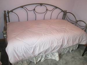 lot 529 image: Daybed with a trundle bed underneath