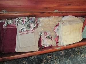 lot 536 image: Huge assortment of towels and linen...