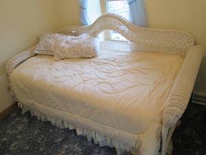 lot 541 image: Wicker day bed with a trundle bed underneath