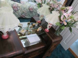 lot 543 image: Lamps, perfume and dcor.  Dresser...