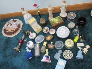 lot 545 image: Perfume, jewelery and dcor...