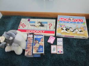 lot 548 image: Game and toy lot...