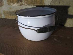 lot 560 image: Enamelware pot...
