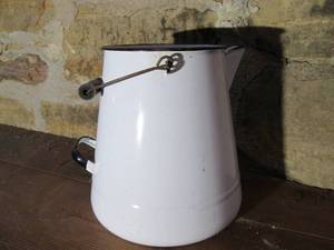 lot 562 image: Enamelware pot...