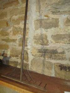 lot 585 image: Rake with wood pegs...
