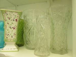 lot 599 image: Lot of vases and christmas...