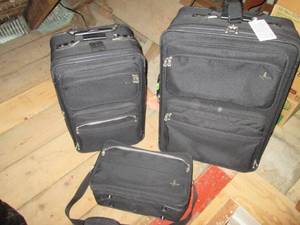 lot 605 image: 3 Pieces of luggage...