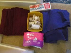 lot 552 image: Blankets, personal care and painter...