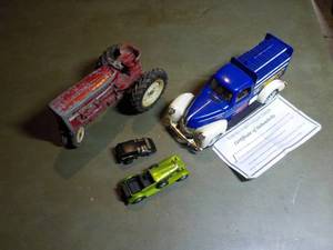 lot 321 image: Vintage International Metal Tractor...