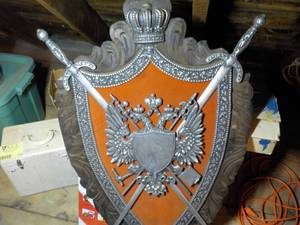 lot 343 image: Coat of Arms Wall Dcor...