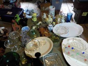 lot 367 image: Lot of Vintage Dcor in a covered ...