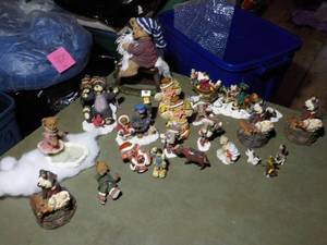 lot 409 image: Christmas Bears and Figurines in a ...