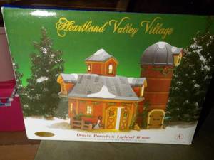 lot 425 image: Heartland Valley Village Displays i...