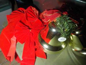 lot 428 image: Holiday Dcor in a Covered Tote...