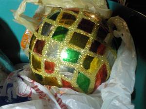 lot 429 image: Holiday Dcor in a Covered Tote...