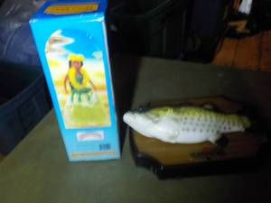 lot 450 image: Singing Fish and Hula Dancer...