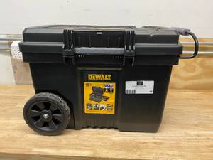 lot 45 image: DEWALT 25 in. 15 Gal. Mobile Tool Box (missing latch)