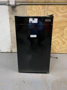 lot 85 image: MAGIC CHEF 4.4 cu. ft. Mini Fridge in Black