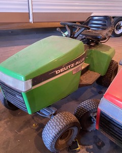 lot 6 image: Deutz-Allis Lawn Tractor with Deck