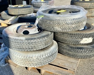 lot 51 image: Trailer Wheels w Mounted Tires