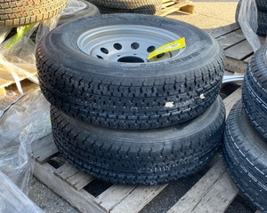 lot 53 image: Trailer Wheels w Mounted Tires