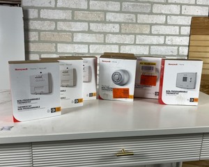 lot 145 image: Flat of Assorted Thermostats