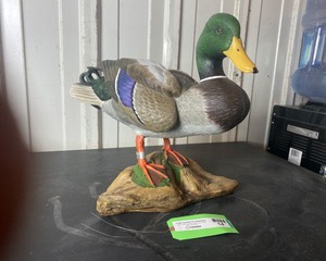 lot 14 image: Standing Duck