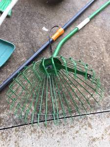 lot 11 image: Long Handled Tool Lot